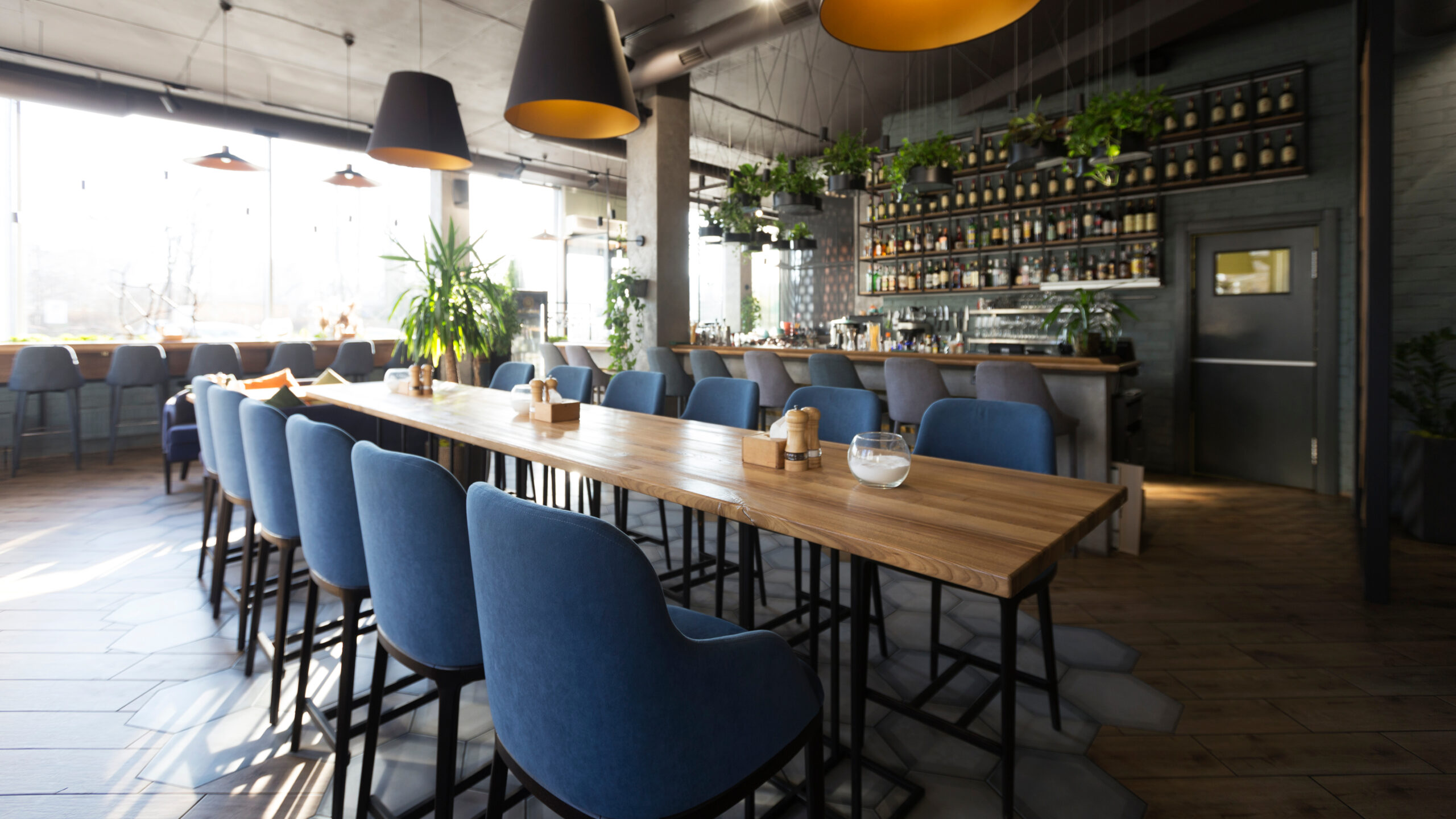 Open,Wooden,Bar,Counter,With,Alcohol,On,Shelves,In,Modern
